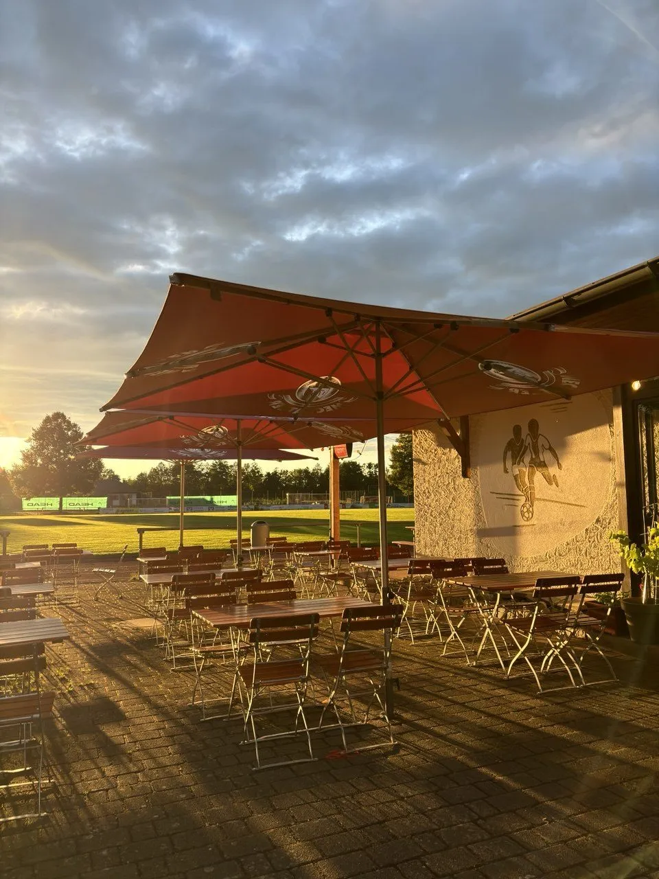 Biergarten mit Fußballer-Wandmalerei
