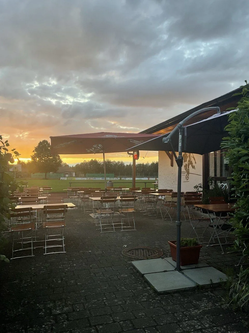 Biergarten in der Abenddämmerung