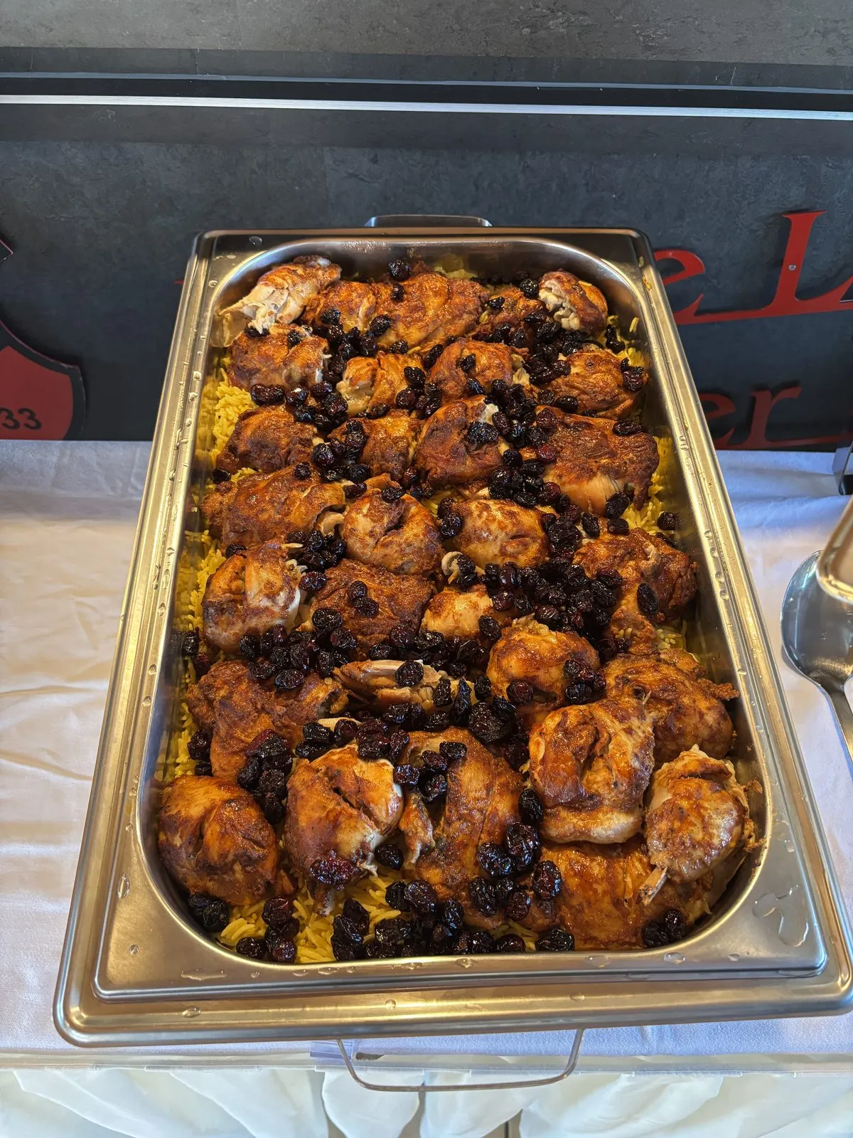 Catering-Buffet: Hähnchen mit Rosinen auf Safran-Reis