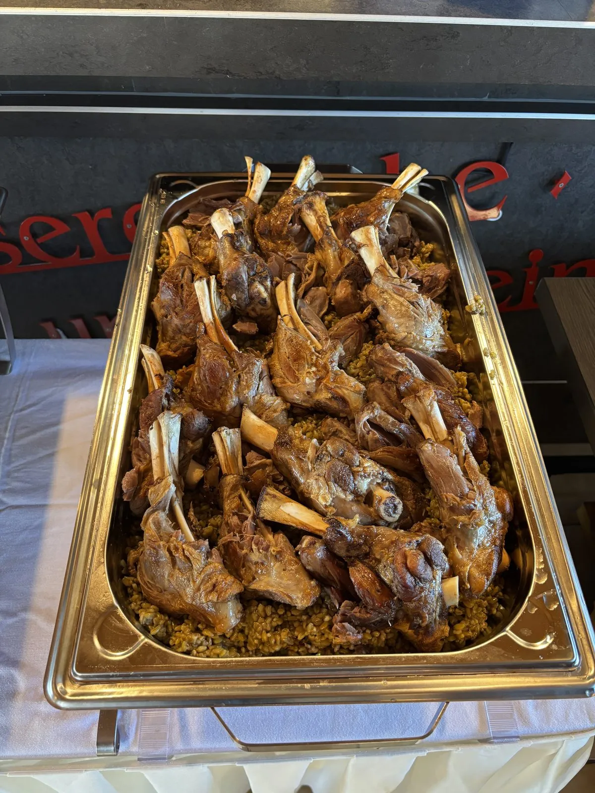 Catering-Buffet: Lammhaxen auf Bulgur