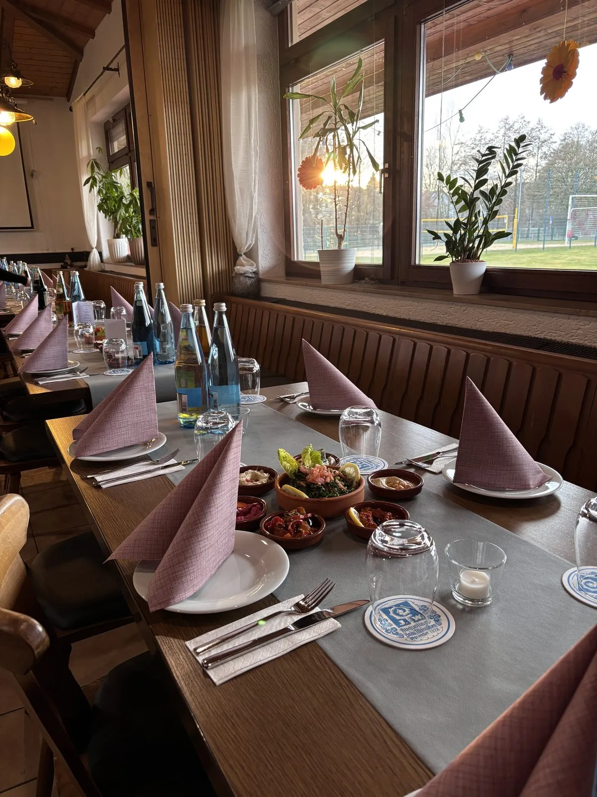 Gedeckter Tisch in der Stube mit Mazza-Schüsseln zur Veranstaltung