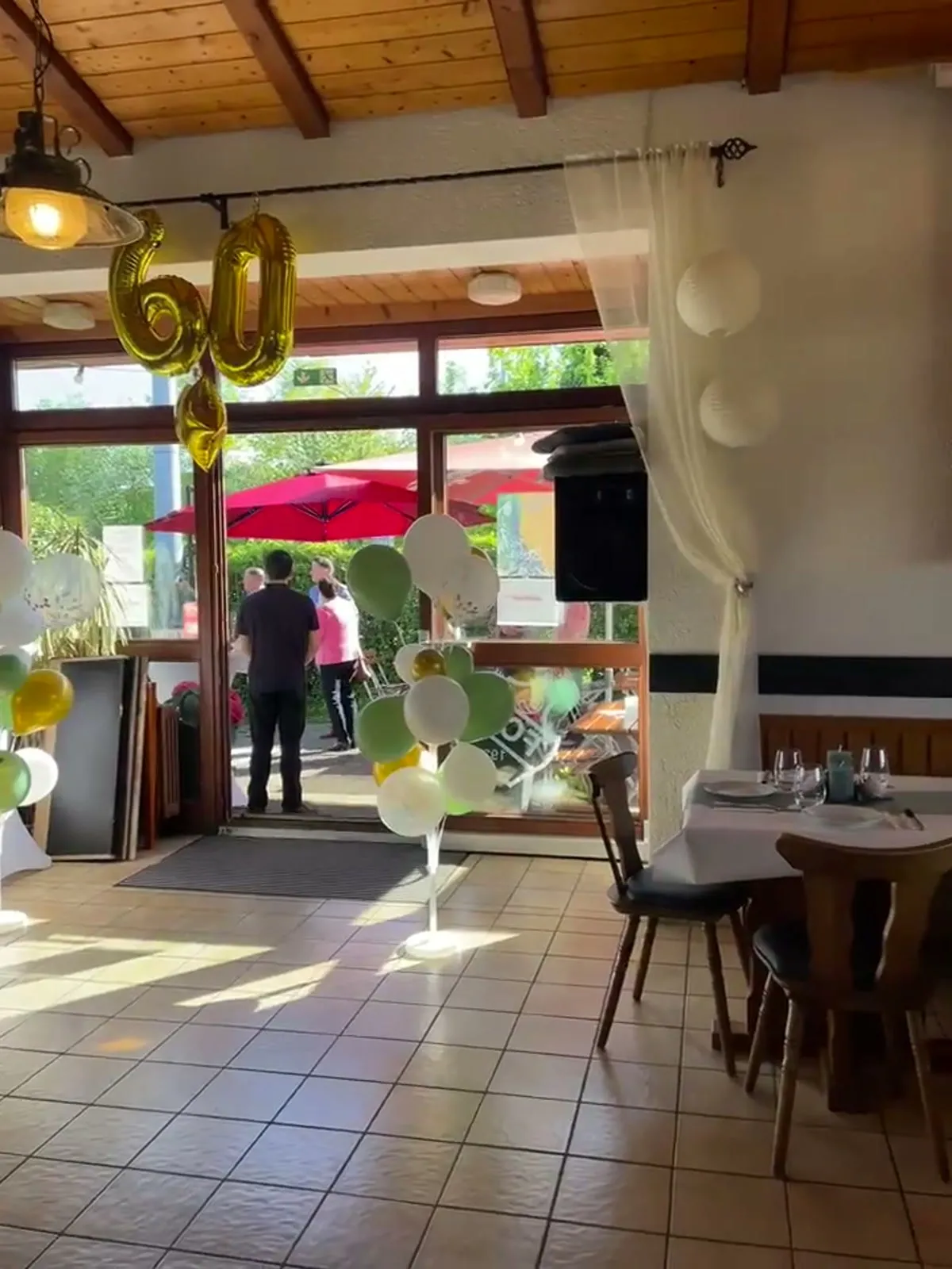 60. Geburtstagsfeier in der Stube mit Goldballons und gedecktem Tisch