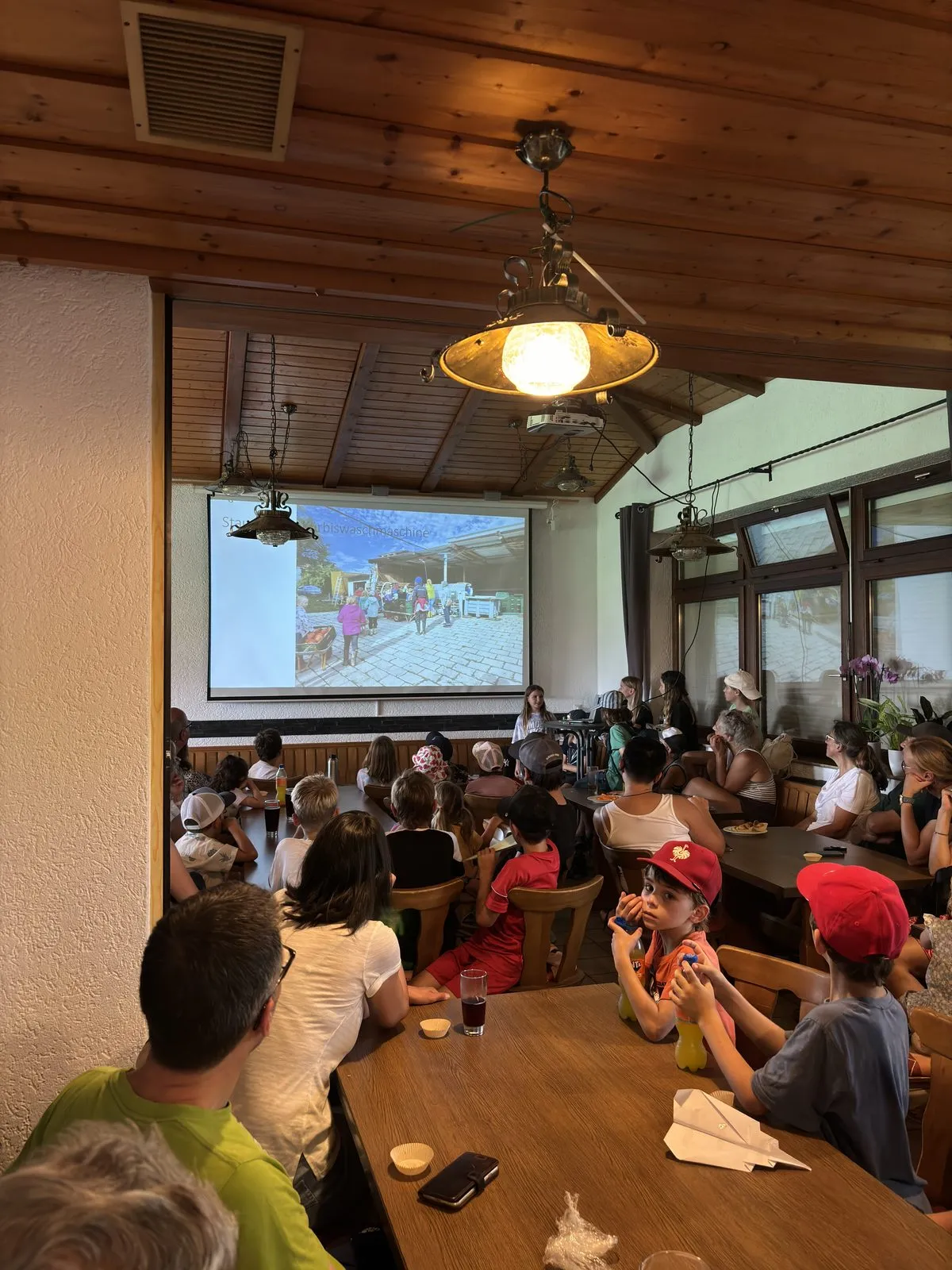 Kinder-Veranstaltung in der Stube mit Leinwand-Präsentation