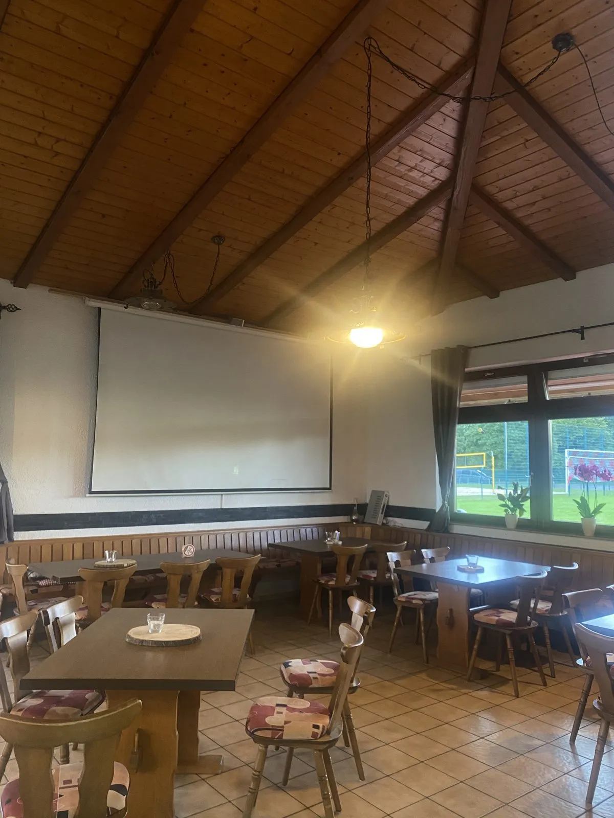 Vortrag auf der Leinwand in der Stube mit Publikum