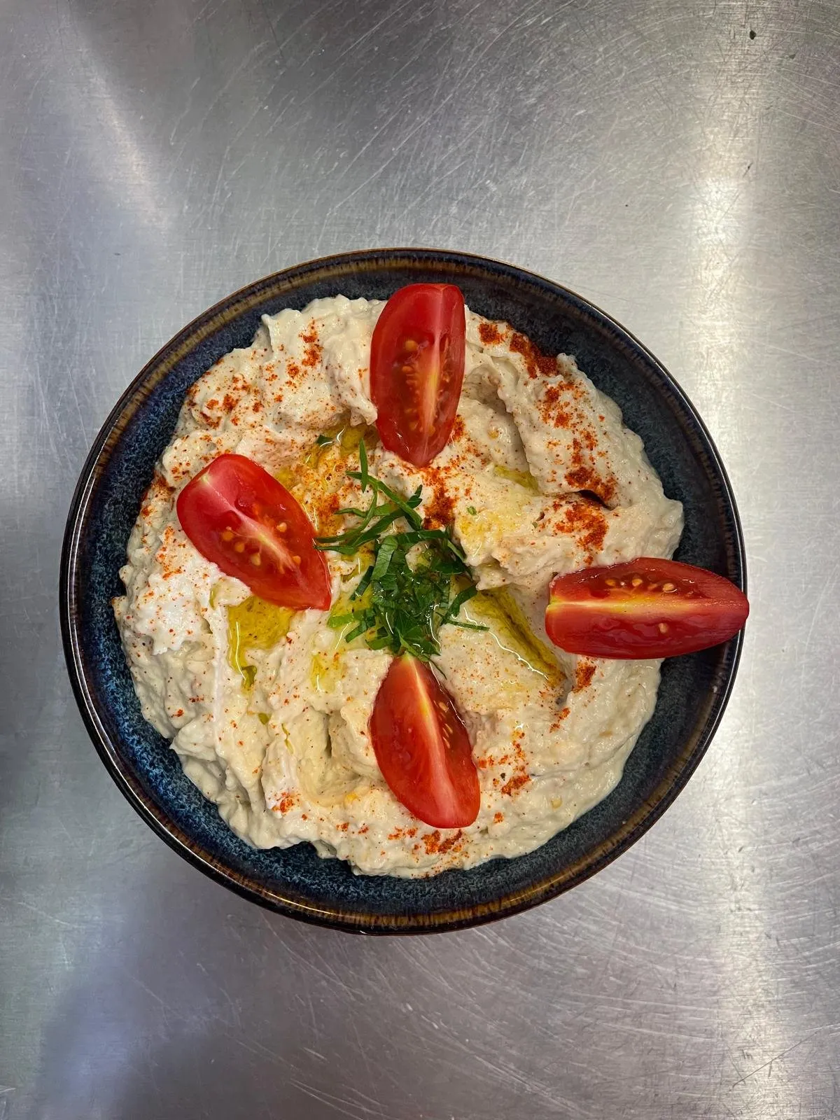Baba Ganoush mit Tomaten und Petersilie, syrische Mazza-Vorspeise
