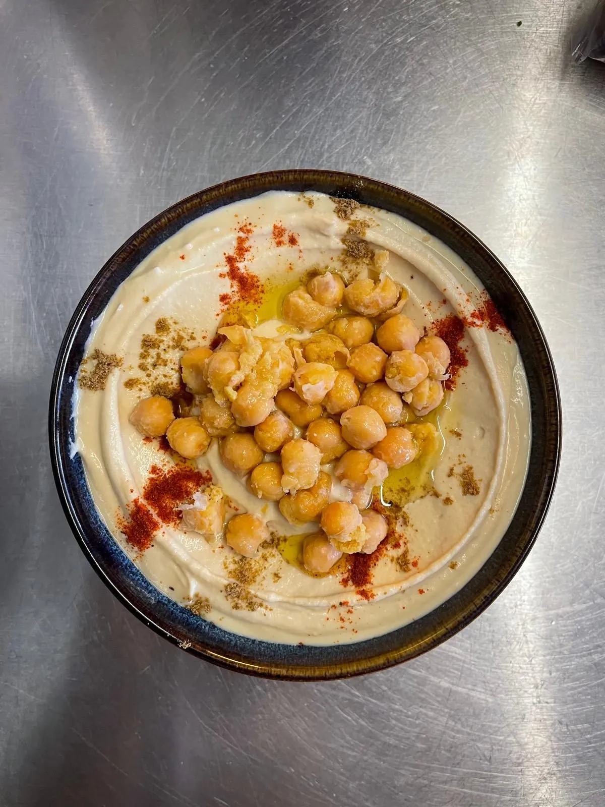 Hummus mit Kichererbsen und Paprika, syrische Mazza-Vorspeise