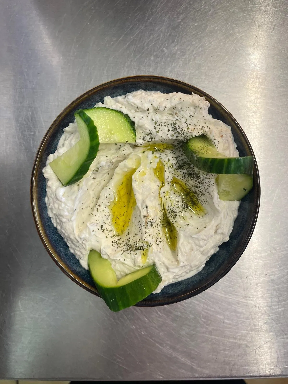 Labneh mit Gurke, Olivenöl und getrockneter Minze