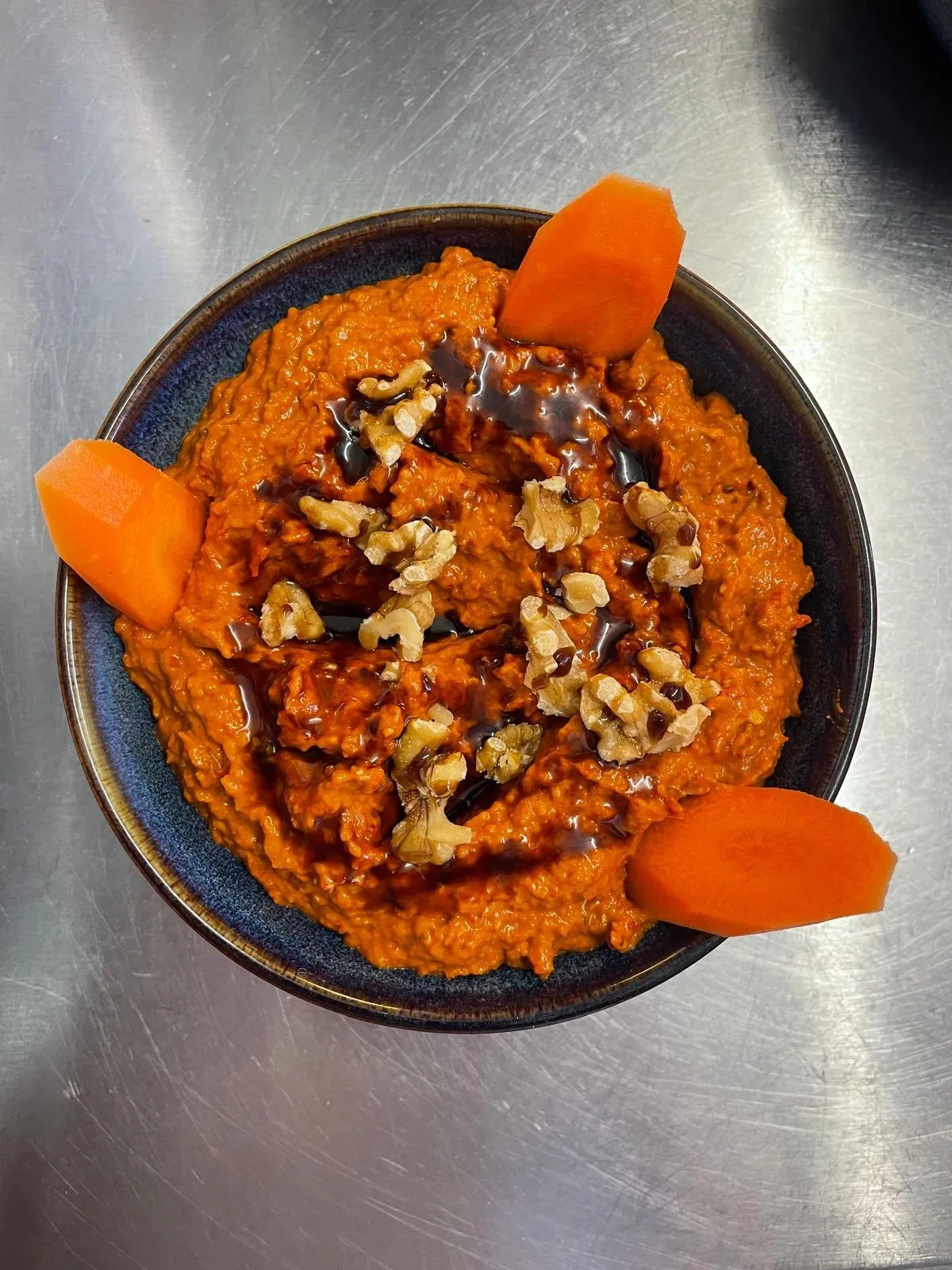 Muhammara aus Paprika und Walnüssen mit Granatapfelsirup und Karotten
