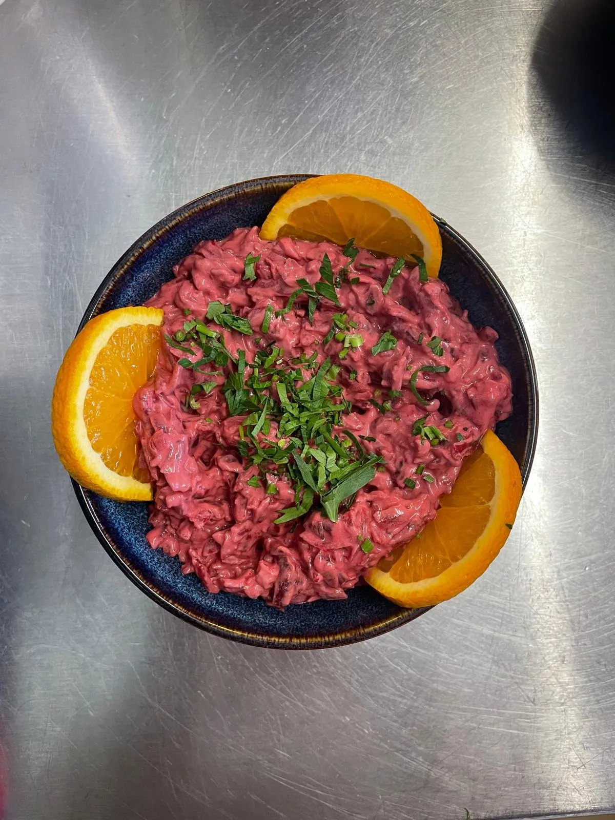Rote-Beete-Salat mit Joghurt, Orangenscheiben und Petersilie