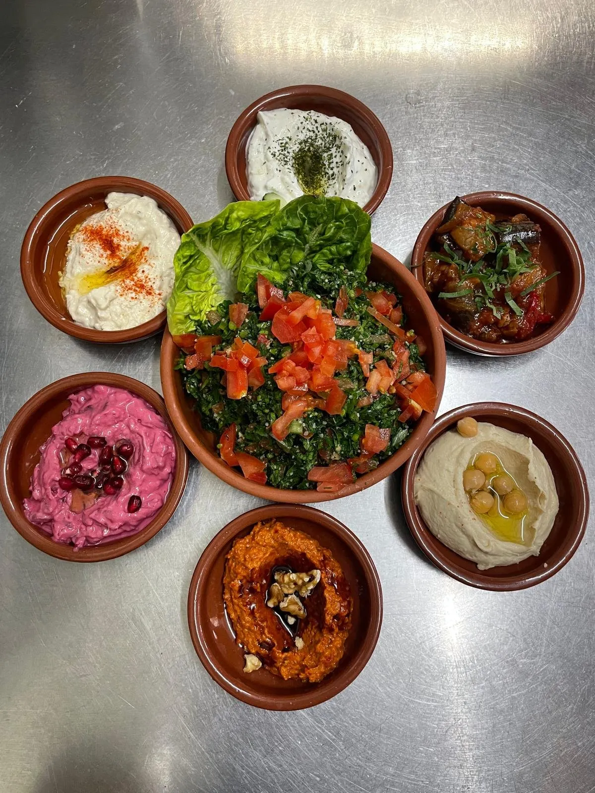 Mazza-Teller mit Hummus, Muhammara und Labneh in der FC Kluftern Gaststätte