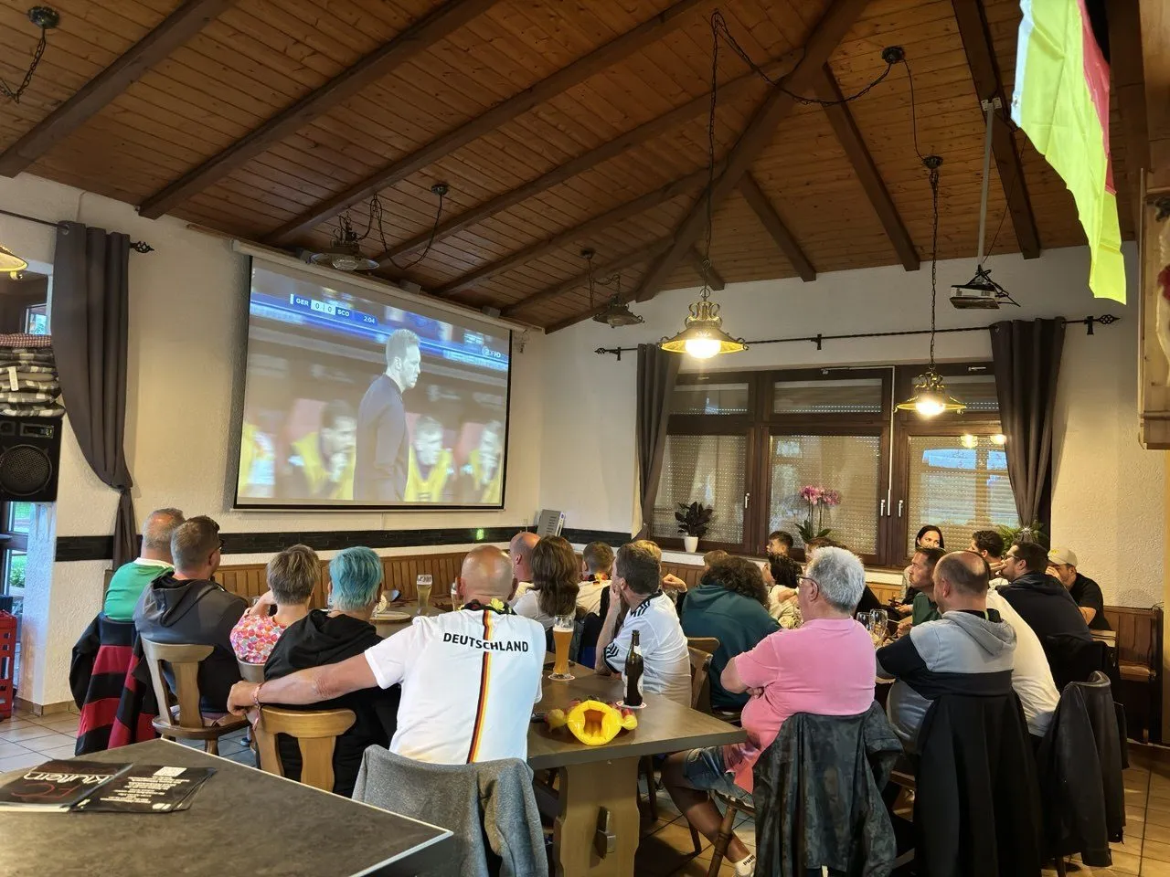 Publikum schaut Fußballspiel auf Leinwand