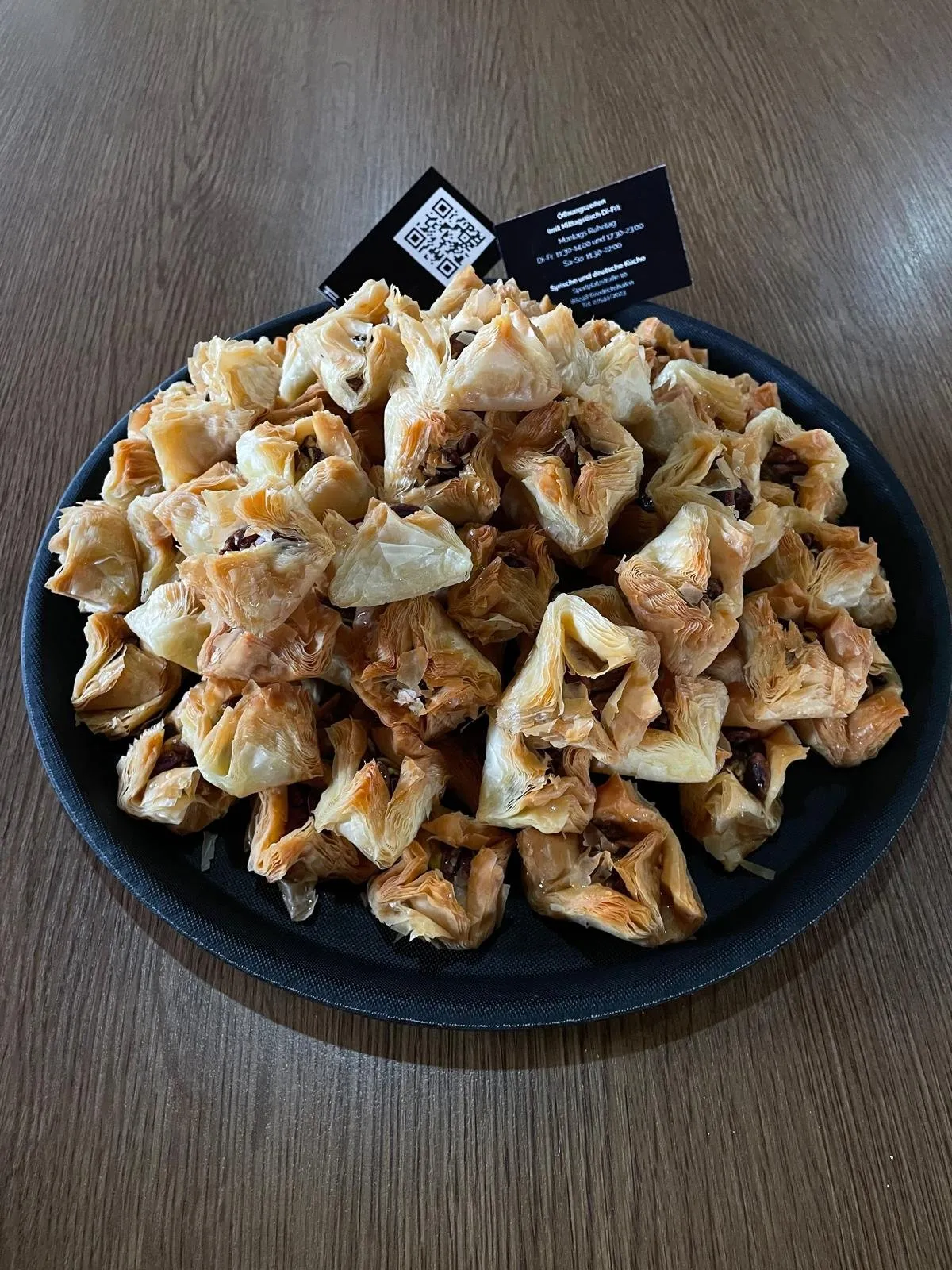 Hausgemachte Baklava-Dreiecke aus Phyllo-Teig mit Walnussfüllung