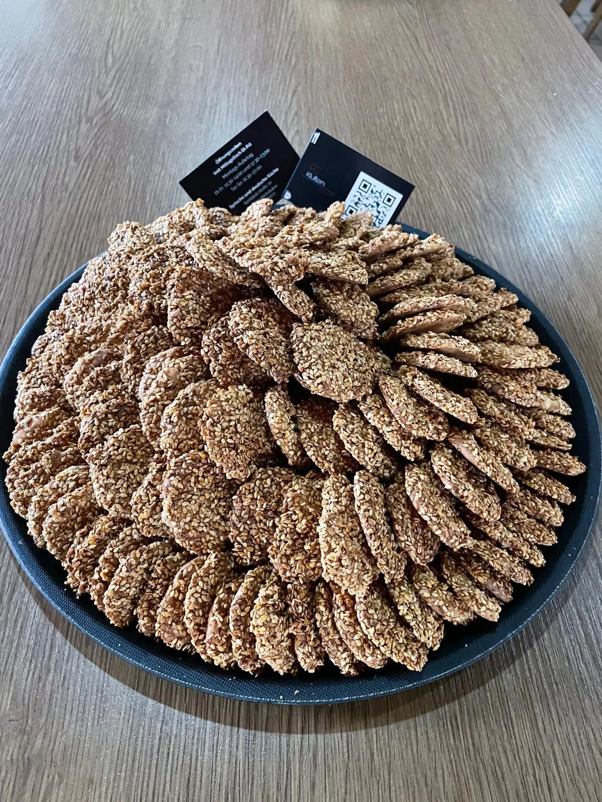 Hausgemachte Barazek-Kekse mit Sesam und Pistazien auf Platte