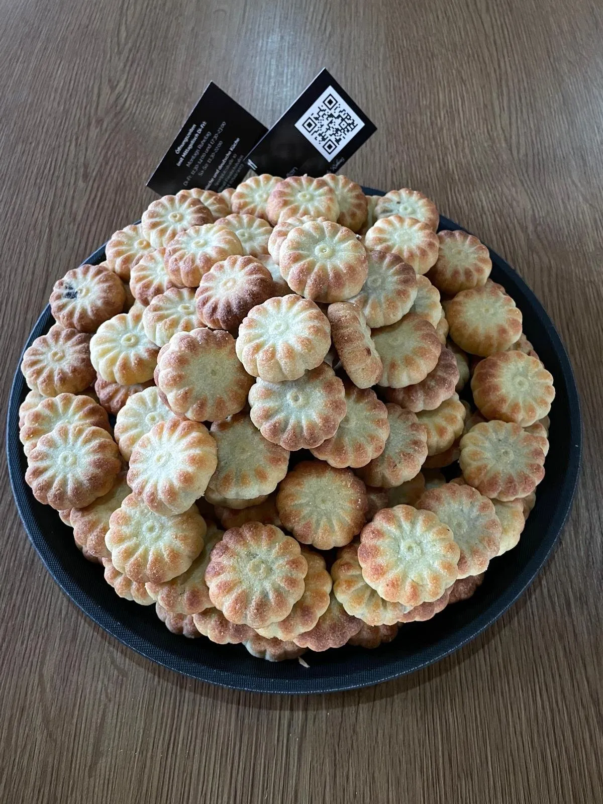 Hausgemachte Mamoul-Kekse mit Blütenmuster auf Platte